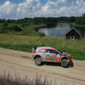 FJ1411 | Kirjeldus: Ott Tänak testikatsel valmistumas Rally Estoniaks | Autor: Ingmar Matto